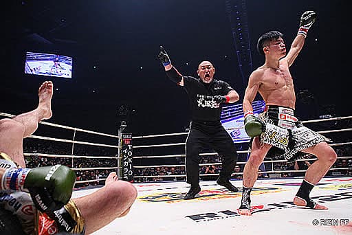 運動賽場上人才輩出，除了眾多經典戰役之下的傳奇運動員之外，更是有不少如雨後春筍般冒出的後起之秀，正如俗話所說「長江後浪推前浪」，綜觀一票運動新星當中，總有那麼幾個讓人抱有無限期待。像是 NBA 當中的 Luka Doncic 以及足壇之星 Kylian Mbappé 等人，不僅沒有稚嫩的表現，反倒展現了新銳巨星的氣息。  而在格鬥界當中，也有那麼一位被譽為天才神童的超新星，即是有過眾多豐功偉業的天才拳手那須川天心。說起日本的 Kickboxing 選手，過去最有名的莫過於王者魔裟斗，不過後來眾芳萎絕，如今能與之名氣匹敵的或許只有 K-1 王者武尊。然而在那須川天心出現之後，一切又有了那麼些不同。  橫掃日本 Kickboxing，進軍國際 MMA  現年 20 歲的那須川天心，16 歲時便是 RISE 王者、17 歲時贏下 ISKA-55kg 世界冠軍、18 歲擊敗 Lumpinee Boxing Stadium 王者，洋洋灑灑的榮耀背後，是從小就展露的格鬥天份。  那須川天心於 5 歲時接觸極真空手道，並在 12 歲左右轉戰 Kickboxing 訓練當中，而在 16 歲正是加入職業比賽之前，他的業餘戰績是 99 勝 5 敗。2014 年正式成為職業選手的他在 RISE 賽場上登場，擊敗對手的時間只用了 58 秒，如此的表現想當然是打出名堂，同時也在，五場比賽便打出四次 KO 的他，被聯賽選為 RISE 輕量級挑戰者，結果也在預料之中的由那須川天心在第二回合便擊倒了對手村越優汰，史上最年輕的 RISE 冠軍頭銜也就此跟著那須川天心。  相隔不久後的三個月，那須川天心參加了日本國內 Kickboxing 組織聯合舉辦的大型賽事 BLADE，即便國內頂尖選手聚集於此，那須川天心仍舊展現了初生之犢不畏虎的氣勢，拿下了 BLADE-55kg 王者。  而 2016 年的那須川天心聲勢高漲，原因無非是他挑戰了國際競技空手協會 55 公斤組的世界冠軍寶座，並從 Fred Cordeiro 手中奪下腰帶，童年他還擊敗了中國拳手林彬，在 KNOCK OUT 賽事以 Spinning Back Kick 擊倒 Wanchalong PK.Saenchai，而在日本坐擁無數聲量與實力之後，2016 年底的那須川天心也宣布進軍 MMA 的世界當中。  稻妻之左  那須川天心在 MMA 的首場比賽可以明顯感受到層級不像 Kickboxing 那樣，對手 Nikita Sapun 讓那須川天心陷入苦戰，但他還是打出了逆轉勝。在此之後，他也漸入佳境的迎來了二連勝，不過 MMA 賽場上的那須川天心對於寢技不甚熟悉，卻同時反映出他的反應、力量與速度等補足了他對寢技的不足。  這也呼應到格鬥界給予他的稱號「稻妻之左」，稻妻為閃電的意思，而他是左手為主的拳手，這正表示了他的攻擊快如閃電，反應力亦是如此。  賽場上每當對手被擊傷時，那須川天心會不段搶攻趁勝追擊，不段利用後手直拳及中斷踢破換對手，同時快速的攻擊對手的不同部位，促使對方來不及閃避以致防不勝防。  最後可別忘了那須川天心僅有 20 歲的年齡，對於日後的發展性而言，用「前途無可限量」來形容，可是一點也不為過，至於日後的他將會繼續待在 MMA 增進自己抑或重回校園生活，相信都是令人期待，不過可想而知的是這位天才拳手日後勢必再度震撼格鬥界。
