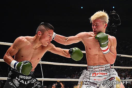 運動賽場上人才輩出，除了眾多經典戰役之下的傳奇運動員之外，更是有不少如雨後春筍般冒出的後起之秀，正如俗話所說「長江後浪推前浪」，綜觀一票運動新星當中，總有那麼幾個讓人抱有無限期待。像是 NBA 當中的 Luka Doncic 以及足壇之星 Kylian Mbappé 等人，不僅沒有稚嫩的表現，反倒展現了新銳巨星的氣息。  而在格鬥界當中，也有那麼一位被譽為天才神童的超新星，即是有過眾多豐功偉業的天才拳手那須川天心。說起日本的 Kickboxing 選手，過去最有名的莫過於王者魔裟斗，不過後來眾芳萎絕，如今能與之名氣匹敵的或許只有 K-1 王者武尊。然而在那須川天心出現之後，一切又有了那麼些不同。  橫掃日本 Kickboxing，進軍國際 MMA  現年 20 歲的那須川天心，16 歲時便是 RISE 王者、17 歲時贏下 ISKA-55kg 世界冠軍、18 歲擊敗 Lumpinee Boxing Stadium 王者，洋洋灑灑的榮耀背後，是從小就展露的格鬥天份。  那須川天心於 5 歲時接觸極真空手道，並在 12 歲左右轉戰 Kickboxing 訓練當中，而在 16 歲正是加入職業比賽之前，他的業餘戰績是 99 勝 5 敗。2014 年正式成為職業選手的他在 RISE 賽場上登場，擊敗對手的時間只用了 58 秒，如此的表現想當然是打出名堂，同時也在，五場比賽便打出四次 KO 的他，被聯賽選為 RISE 輕量級挑戰者，結果也在預料之中的由那須川天心在第二回合便擊倒了對手村越優汰，史上最年輕的 RISE 冠軍頭銜也就此跟著那須川天心。  相隔不久後的三個月，那須川天心參加了日本國內 Kickboxing 組織聯合舉辦的大型賽事 BLADE，即便國內頂尖選手聚集於此，那須川天心仍舊展現了初生之犢不畏虎的氣勢，拿下了 BLADE-55kg 王者。  而 2016 年的那須川天心聲勢高漲，原因無非是他挑戰了國際競技空手協會 55 公斤組的世界冠軍寶座，並從 Fred Cordeiro 手中奪下腰帶，童年他還擊敗了中國拳手林彬，在 KNOCK OUT 賽事以 Spinning Back Kick 擊倒 Wanchalong PK.Saenchai，而在日本坐擁無數聲量與實力之後，2016 年底的那須川天心也宣布進軍 MMA 的世界當中。  稻妻之左  那須川天心在 MMA 的首場比賽可以明顯感受到層級不像 Kickboxing 那樣，對手 Nikita Sapun 讓那須川天心陷入苦戰，但他還是打出了逆轉勝。在此之後，他也漸入佳境的迎來了二連勝，不過 MMA 賽場上的那須川天心對於寢技不甚熟悉，卻同時反映出他的反應、力量與速度等補足了他對寢技的不足。  這也呼應到格鬥界給予他的稱號「稻妻之左」，稻妻為閃電的意思，而他是左手為主的拳手，這正表示了他的攻擊快如閃電，反應力亦是如此。  賽場上每當對手被擊傷時，那須川天心會不段搶攻趁勝追擊，不段利用後手直拳及中斷踢破換對手，同時快速的攻擊對手的不同部位，促使對方來不及閃避以致防不勝防。  最後可別忘了那須川天心僅有 20 歲的年齡，對於日後的發展性而言，用「前途無可限量」來形容，可是一點也不為過，至於日後的他將會繼續待在 MMA 增進自己抑或重回校園生活，相信都是令人期待，不過可想而知的是這位天才拳手日後勢必再度震撼格鬥界。