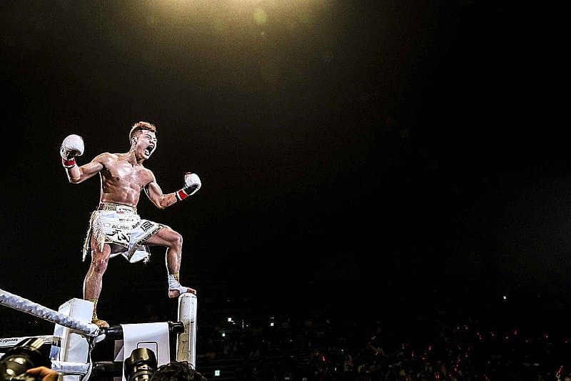 運動賽場上人才輩出，除了眾多經典戰役之下的傳奇運動員之外，更是有不少如雨後春筍般冒出的後起之秀，正如俗話所說「長江後浪推前浪」，綜觀一票運動新星當中，總有那麼幾個讓人抱有無限期待。像是 NBA 當中的 Luka Doncic 以及足壇之星 Kylian Mbappé 等人，不僅沒有稚嫩的表現，反倒展現了新銳巨星的氣息。  而在格鬥界當中，也有那麼一位被譽為天才神童的超新星，即是有過眾多豐功偉業的天才拳手那須川天心。說起日本的 Kickboxing 選手，過去最有名的莫過於王者魔裟斗，不過後來眾芳萎絕，如今能與之名氣匹敵的或許只有 K-1 王者武尊。然而在那須川天心出現之後，一切又有了那麼些不同。  橫掃日本 Kickboxing，進軍國際 MMA  現年 20 歲的那須川天心，16 歲時便是 RISE 王者、17 歲時贏下 ISKA-55kg 世界冠軍、18 歲擊敗 Lumpinee Boxing Stadium 王者，洋洋灑灑的榮耀背後，是從小就展露的格鬥天份。  那須川天心於 5 歲時接觸極真空手道，並在 12 歲左右轉戰 Kickboxing 訓練當中，而在 16 歲正是加入職業比賽之前，他的業餘戰績是 99 勝 5 敗。2014 年正式成為職業選手的他在 RISE 賽場上登場，擊敗對手的時間只用了 58 秒，如此的表現想當然是打出名堂，同時也在，五場比賽便打出四次 KO 的他，被聯賽選為 RISE 輕量級挑戰者，結果也在預料之中的由那須川天心在第二回合便擊倒了對手村越優汰，史上最年輕的 RISE 冠軍頭銜也就此跟著那須川天心。  相隔不久後的三個月，那須川天心參加了日本國內 Kickboxing 組織聯合舉辦的大型賽事 BLADE，即便國內頂尖選手聚集於此，那須川天心仍舊展現了初生之犢不畏虎的氣勢，拿下了 BLADE-55kg 王者。  而 2016 年的那須川天心聲勢高漲，原因無非是他挑戰了國際競技空手協會 55 公斤組的世界冠軍寶座，並從 Fred Cordeiro 手中奪下腰帶，童年他還擊敗了中國拳手林彬，在 KNOCK OUT 賽事以 Spinning Back Kick 擊倒 Wanchalong PK.Saenchai，而在日本坐擁無數聲量與實力之後，2016 年底的那須川天心也宣布進軍 MMA 的世界當中。  稻妻之左  那須川天心在 MMA 的首場比賽可以明顯感受到層級不像 Kickboxing 那樣，對手 Nikita Sapun 讓那須川天心陷入苦戰，但他還是打出了逆轉勝。在此之後，他也漸入佳境的迎來了二連勝，不過 MMA 賽場上的那須川天心對於寢技不甚熟悉，卻同時反映出他的反應、力量與速度等補足了他對寢技的不足。  這也呼應到格鬥界給予他的稱號「稻妻之左」，稻妻為閃電的意思，而他是左手為主的拳手，這正表示了他的攻擊快如閃電，反應力亦是如此。  賽場上每當對手被擊傷時，那須川天心會不段搶攻趁勝追擊，不段利用後手直拳及中斷踢破換對手，同時快速的攻擊對手的不同部位，促使對方來不及閃避以致防不勝防。  最後可別忘了那須川天心僅有 20 歲的年齡，對於日後的發展性而言，用「前途無可限量」來形容，可是一點也不為過，至於日後的他將會繼續待在 MMA 增進自己抑或重回校園生活，相信都是令人期待，不過可想而知的是這位天才拳手日後勢必再度震撼格鬥界。
