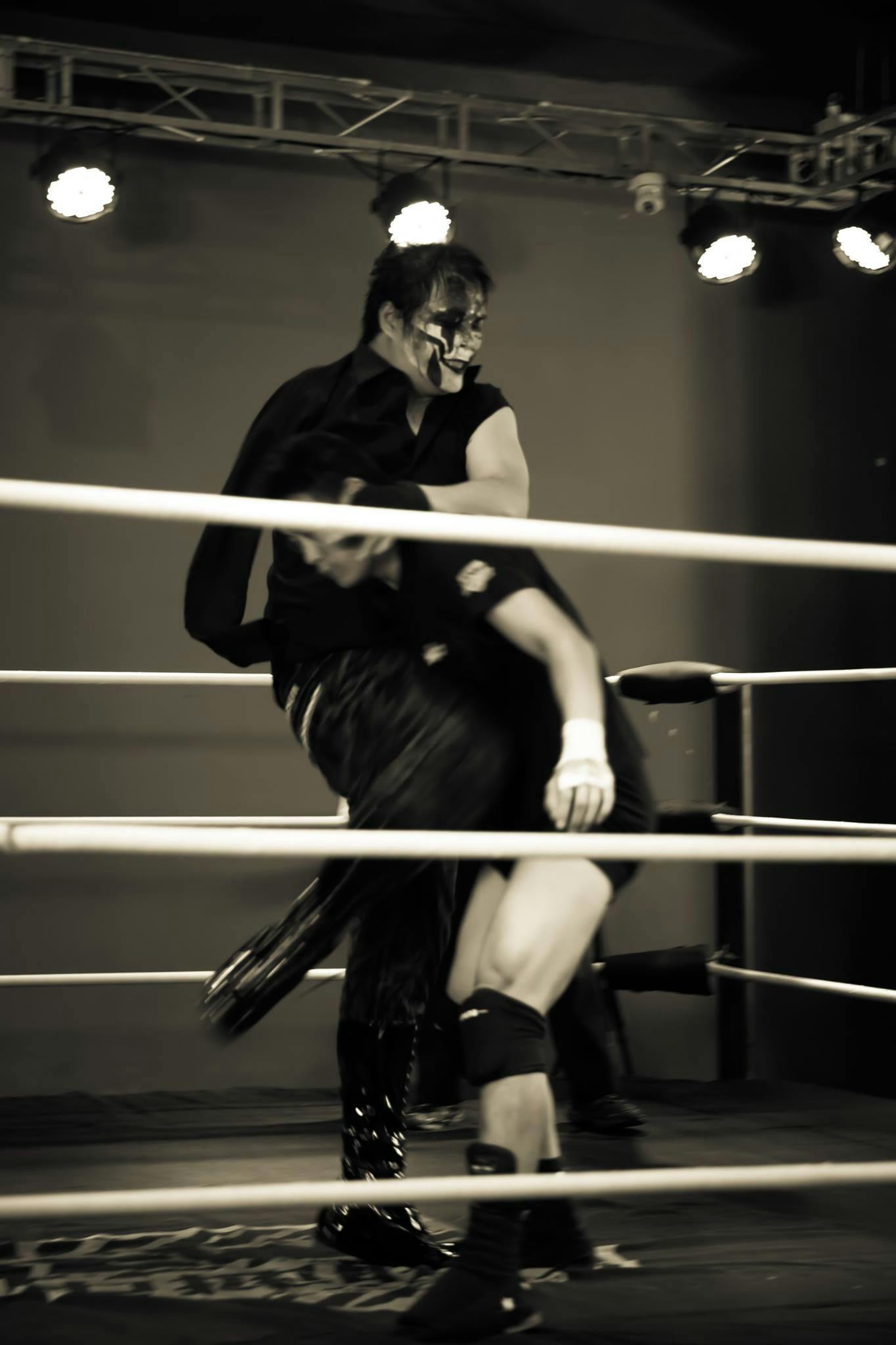 用單手打出震撼人心的職業摔角，「黑暗傳道師」Saka的17年擂台人生