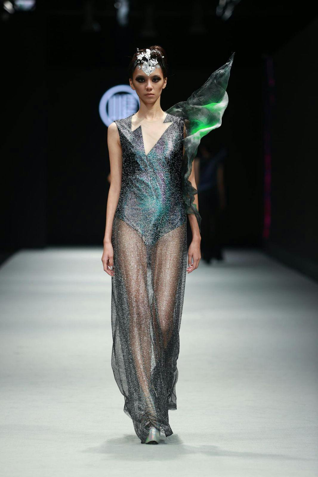 打造科技幻彩中國風，「光」的藝術服飾品牌－WANGLILING