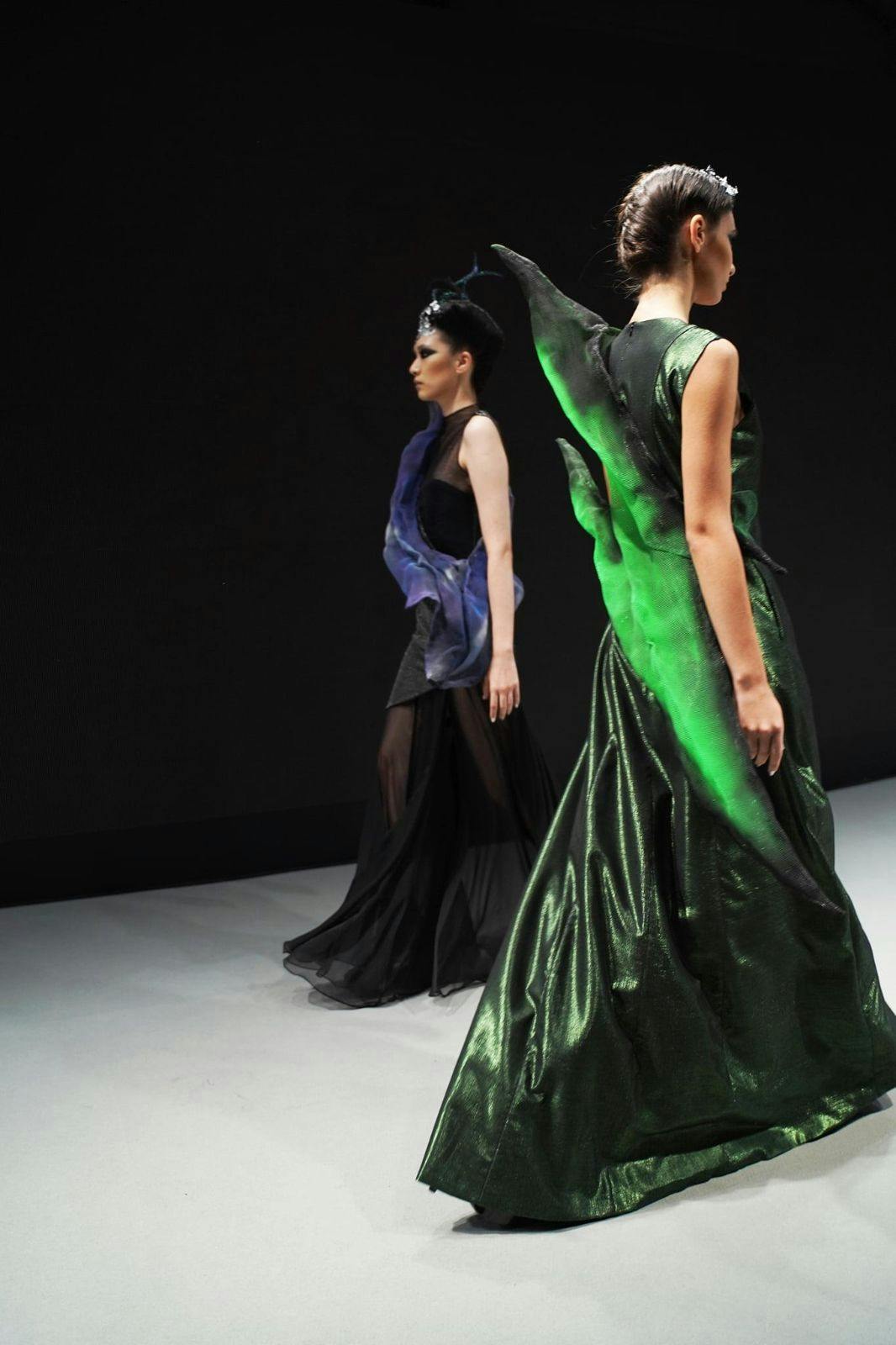 打造科技幻彩中國風，「光」的藝術服飾品牌－WANGLILING
